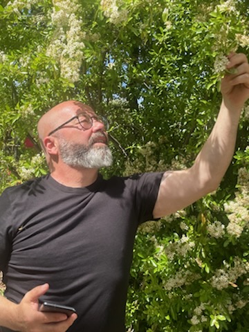 Portrait de Germain, thérapeute à Seillons-Source-d'Argens, dans la nature
